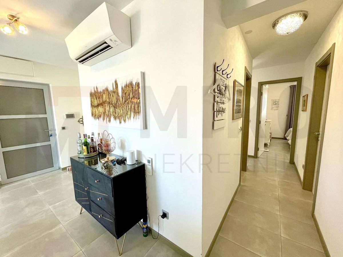 Mesto Krk, moderno opremljen apartma z bazenom in razgledom!