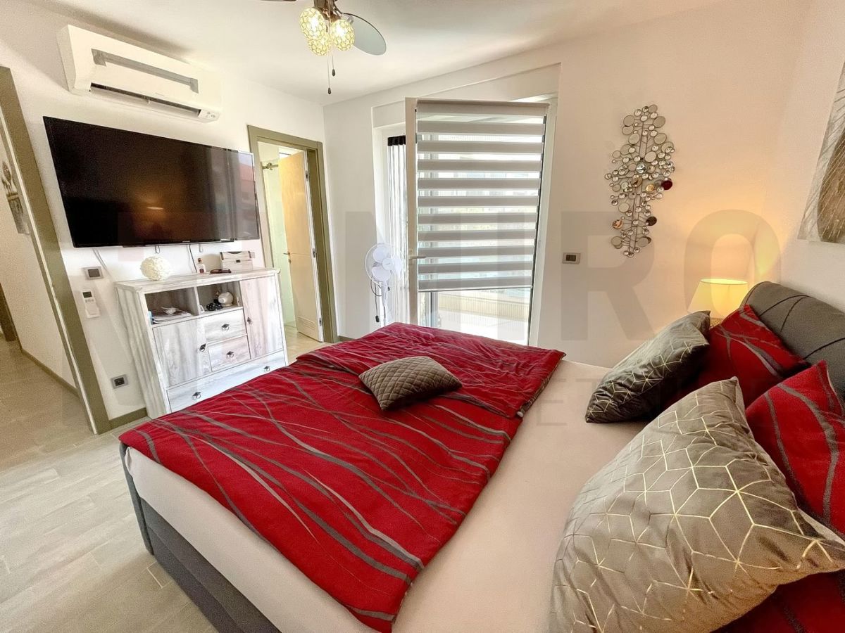Mesto Krk, moderno opremljen apartma z bazenom in razgledom!