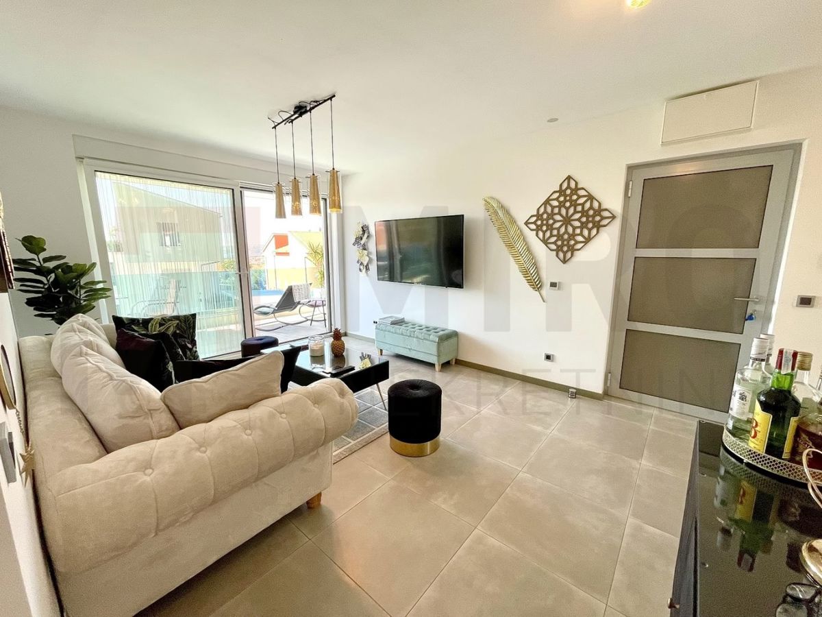 Mesto Krk, moderno opremljen apartma z bazenom in razgledom!