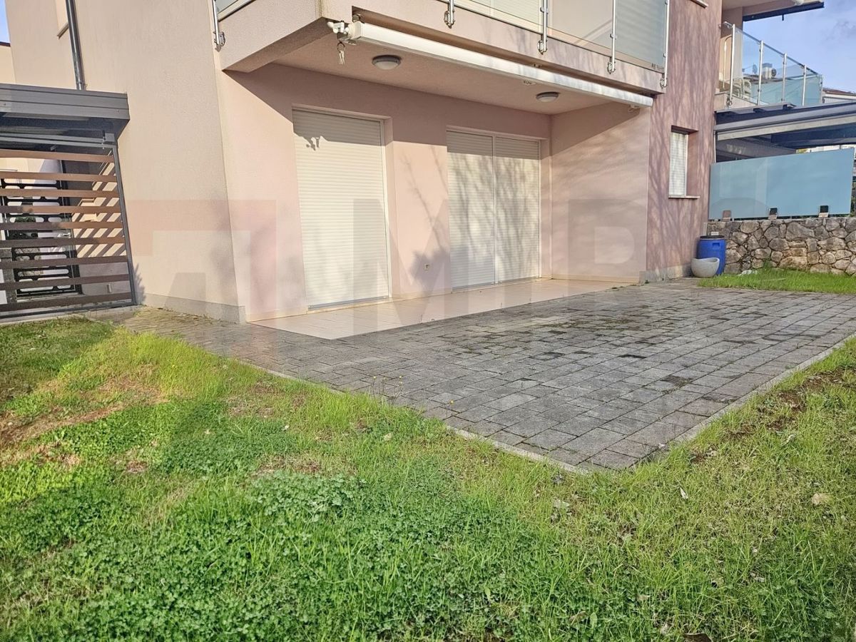 Njivice, opremljeno stanovanje z vrtom in razgledom!