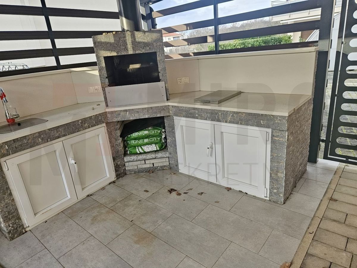 Njivice, opremljeno stanovanje z vrtom in razgledom!