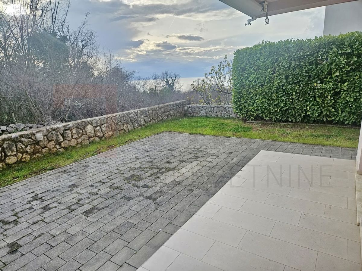 Njivice, opremljeno stanovanje z vrtom in razgledom!