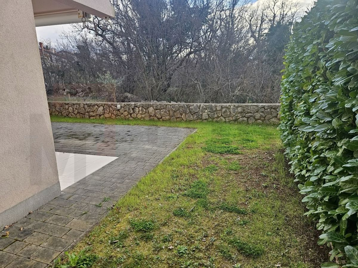 Njivice, opremljeno stanovanje z vrtom in razgledom!