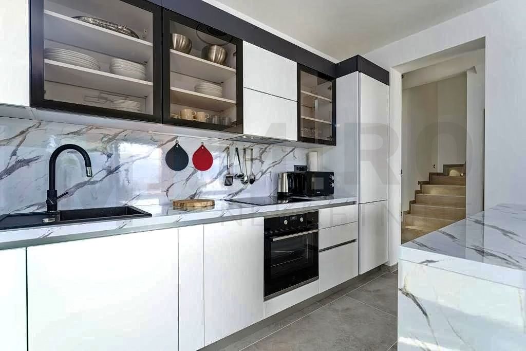 Vrbnik, okolica, prodajamo dve hiši z bazenoma na mirni lokaciji!