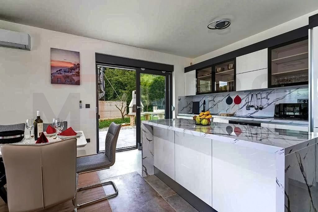 Vrbnik, okolica, prodajamo dve hiši z bazenoma na mirni lokaciji!