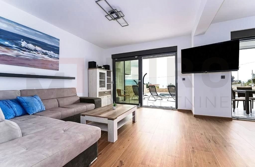 Vrbnik, okolica, prodajamo dve hiši z bazenoma na mirni lokaciji!