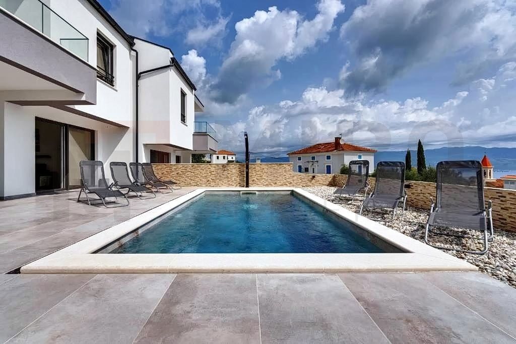 Vrbnik, okolica, prodajamo dve hiši z bazenoma na mirni lokaciji!