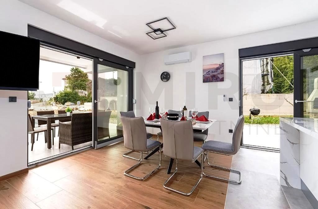 Vrbnik, okolica, prodajamo dve hiši z bazenoma na mirni lokaciji!