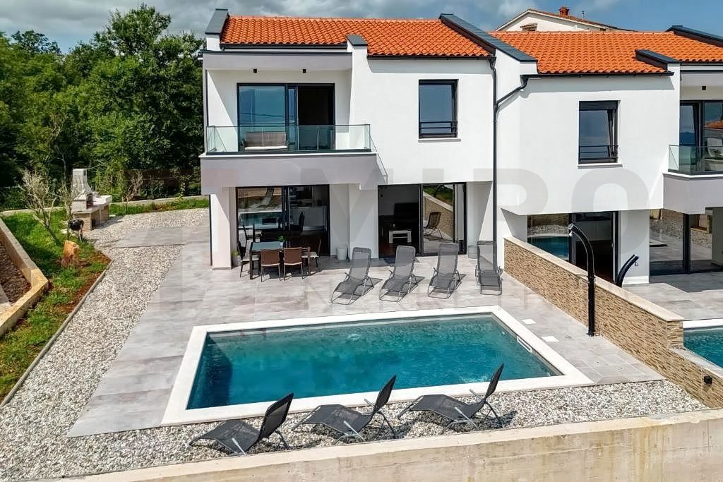 Vrbnik, okolica, prodajamo dve hiši z bazenoma na mirni lokaciji!