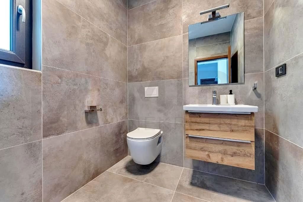 Vrbnik, okolica, prodajamo dve hiši z bazenoma na mirni lokaciji!