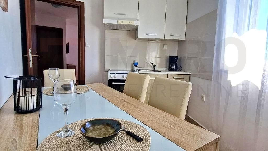 Mesto Krk, opremljeno stanovanje v pritličju z vrtom in razgledom!