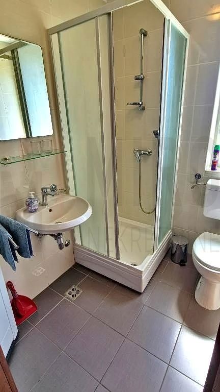 Mesto Krk, opremljeno stanovanje v pritličju z vrtom in razgledom!