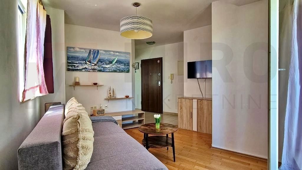 Mesto Krk, opremljeno stanovanje v pritličju z vrtom in razgledom!