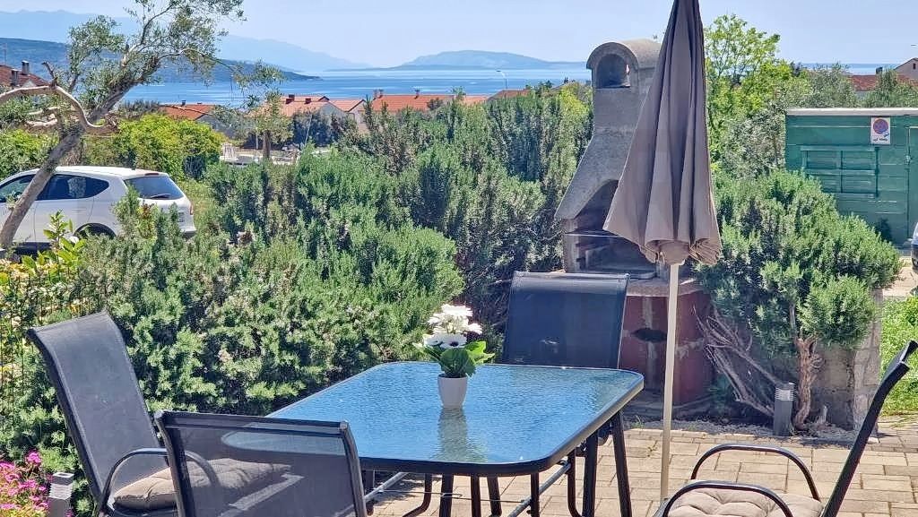 Mesto Krk, opremljeno stanovanje v pritličju z vrtom in razgledom!