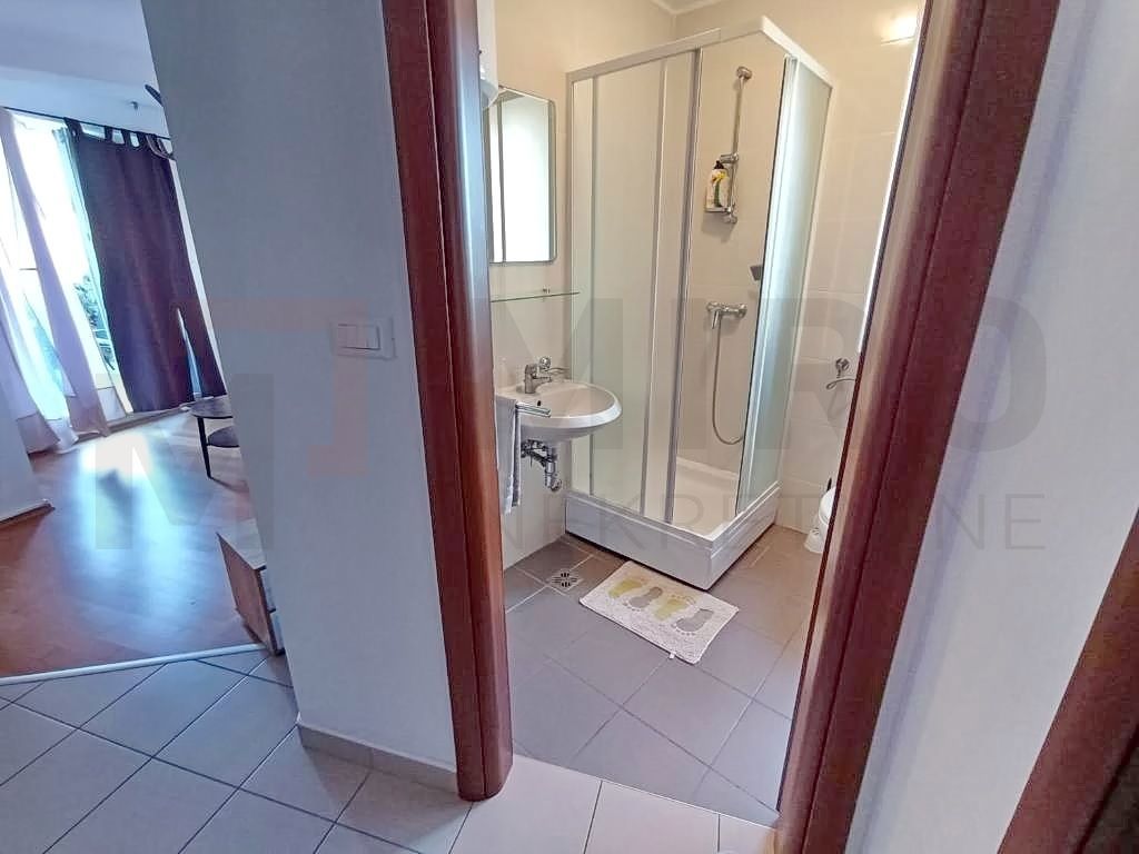 Mesto Krk, opremljeno stanovanje v pritličju z vrtom in razgledom!