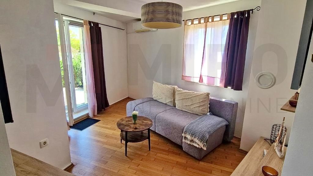 Mesto Krk, opremljeno stanovanje v pritličju z vrtom in razgledom!