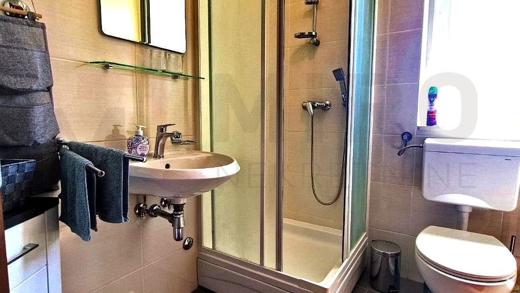 Mesto Krk, opremljeno stanovanje v pritličju z vrtom in razgledom!