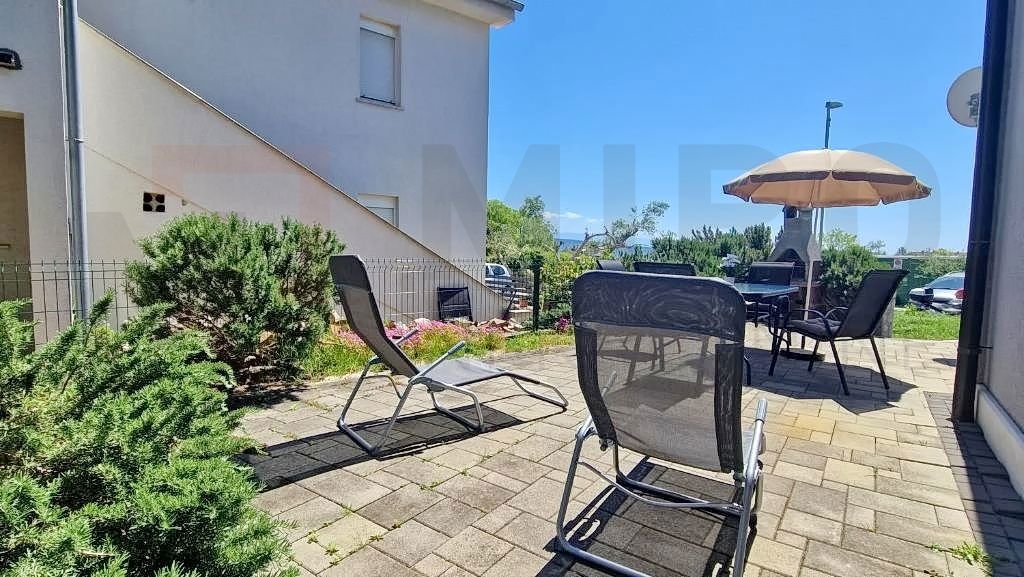 Mesto Krk, opremljeno stanovanje v pritličju z vrtom in razgledom!