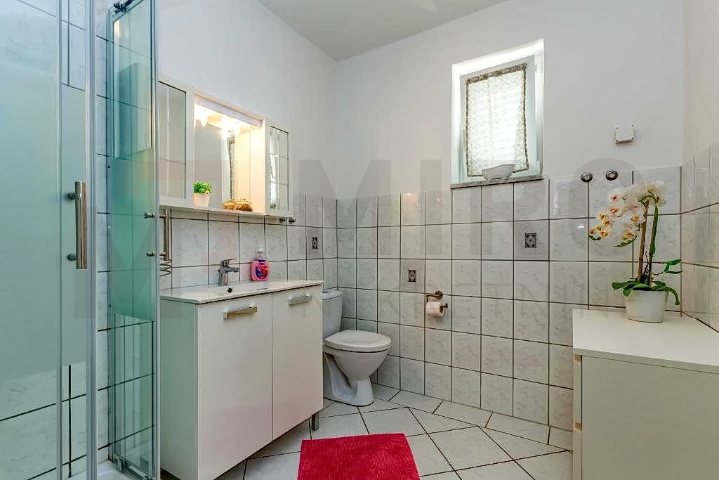 Malinska, apartmajska hiša z bazenom in velikim vrtom, INVESTICIJSKA PRILOŽNOST!