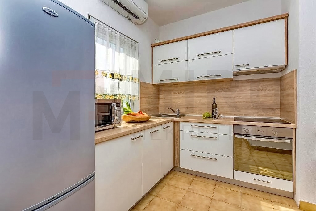 Malinska, apartmajska hiša z bazenom in velikim vrtom, INVESTICIJSKA PRILOŽNOST!