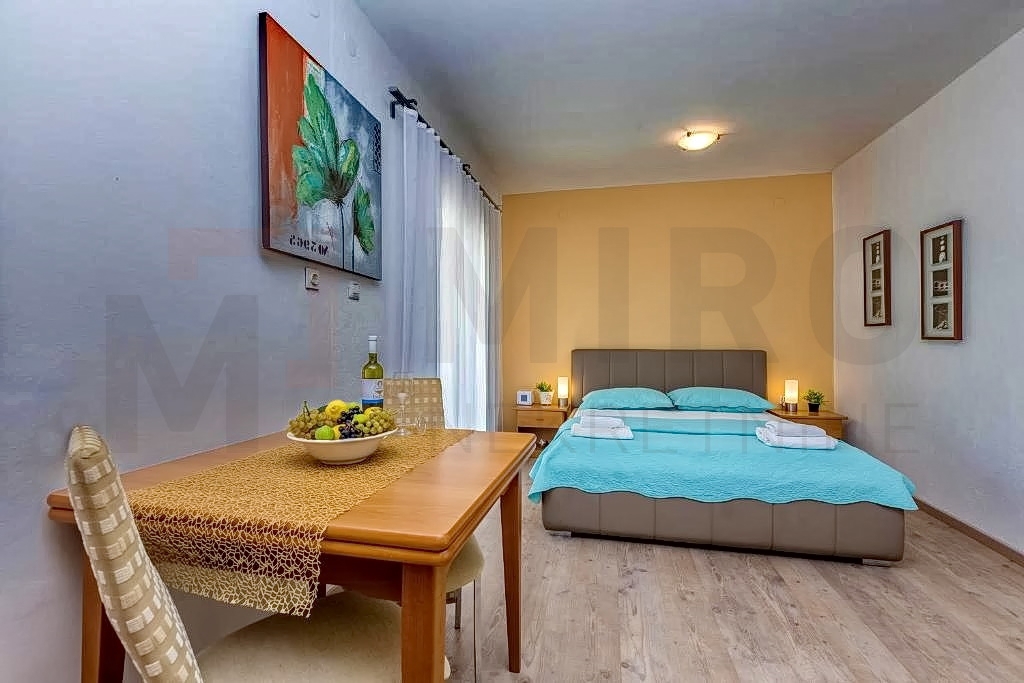 Malinska, apartmajska hiša z bazenom in velikim vrtom, INVESTICIJSKA PRILOŽNOST!