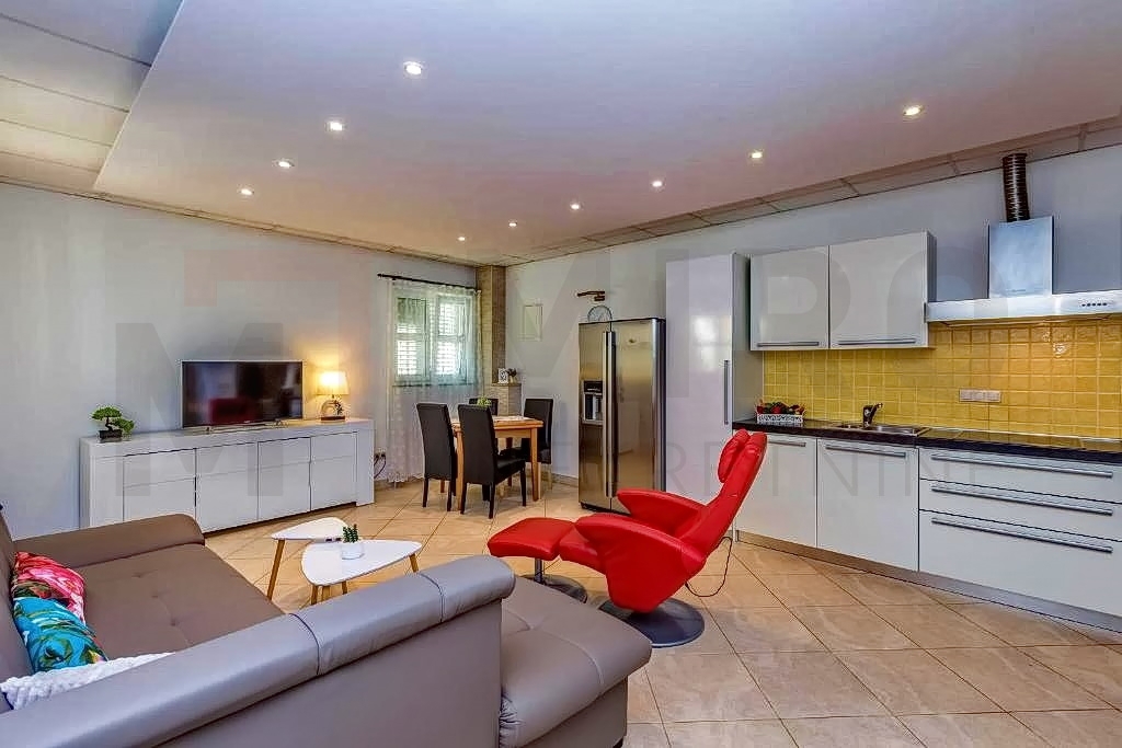 Malinska, apartmajska hiša z bazenom in velikim vrtom, INVESTICIJSKA PRILOŽNOST!