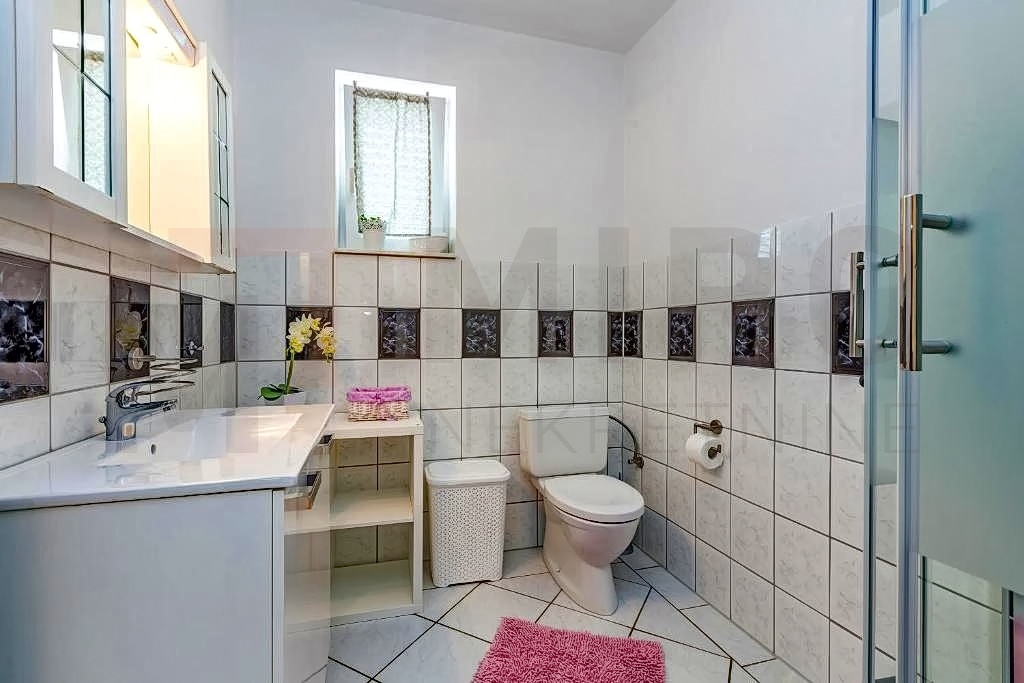 Malinska, apartmajska hiša z bazenom in velikim vrtom, INVESTICIJSKA PRILOŽNOST!