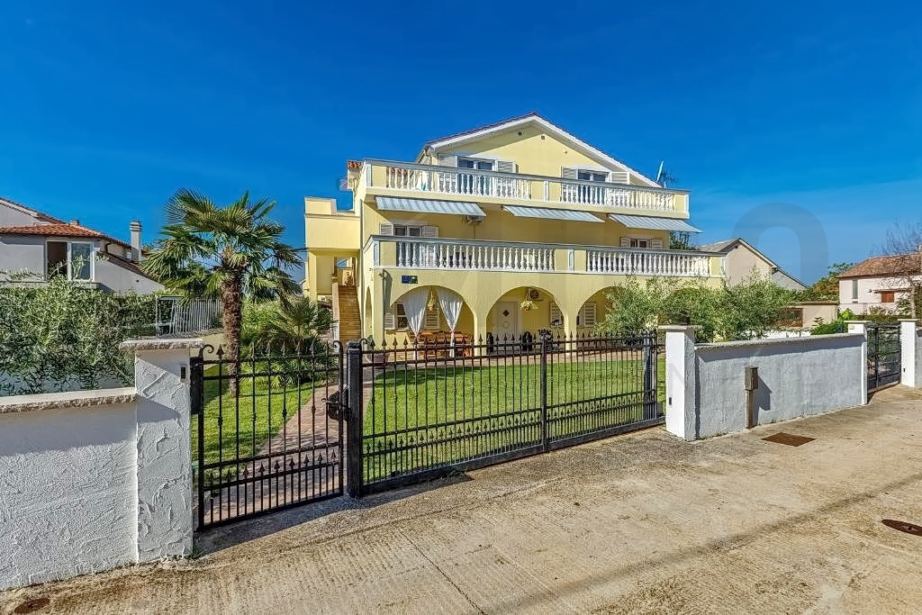 Malinska, apartmajska hiša z bazenom in velikim vrtom, INVESTICIJSKA PRILOŽNOST!