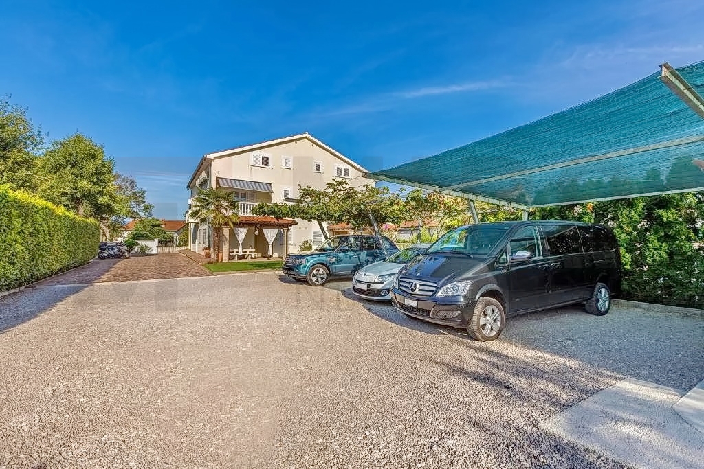 Malinska, apartmajska hiša z bazenom in velikim vrtom, INVESTICIJSKA PRILOŽNOST!