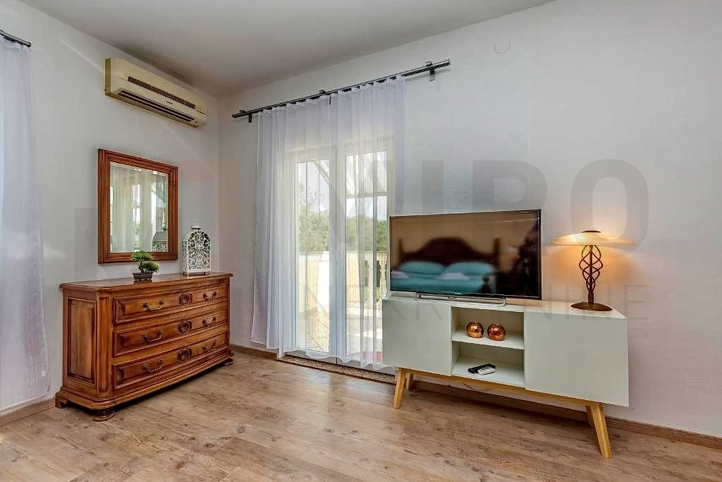 Malinska, apartmajska hiša z bazenom in velikim vrtom, INVESTICIJSKA PRILOŽNOST!