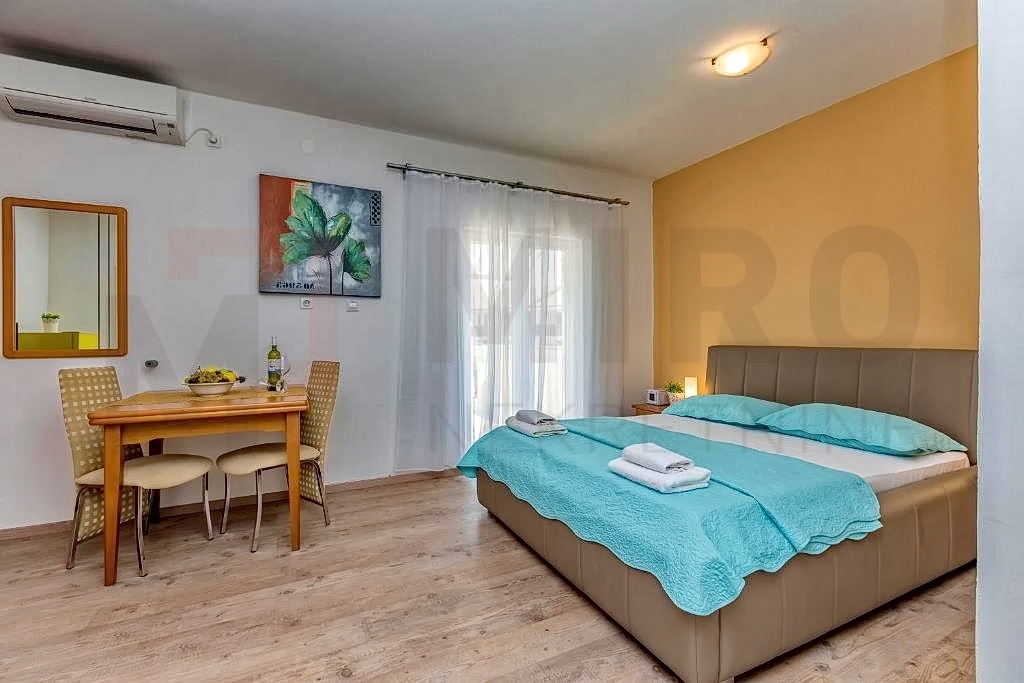 Malinska, apartmajska hiša z bazenom in velikim vrtom, INVESTICIJSKA PRILOŽNOST!