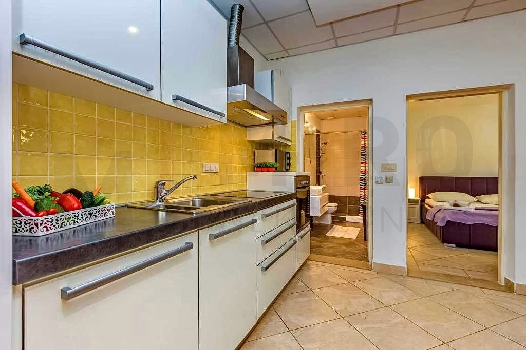 Malinska, apartmajska hiša z bazenom in velikim vrtom, INVESTICIJSKA PRILOŽNOST!