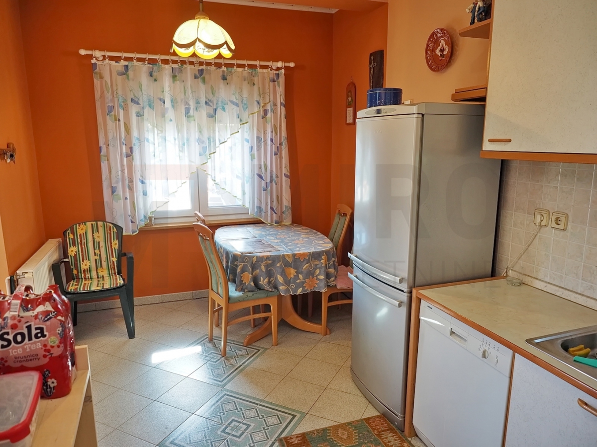 Malinska, okolica, samostojna hiša z 2 apartmajema na mirni lokaciji, PRODAMO!