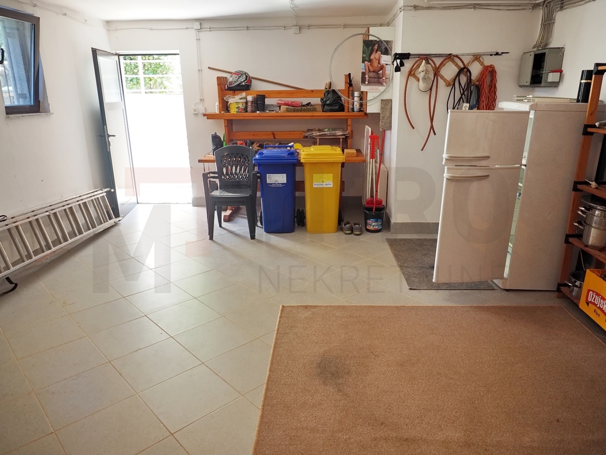 Malinska, okolica, samostojna hiša z 2 apartmajema na mirni lokaciji, PRODAMO!