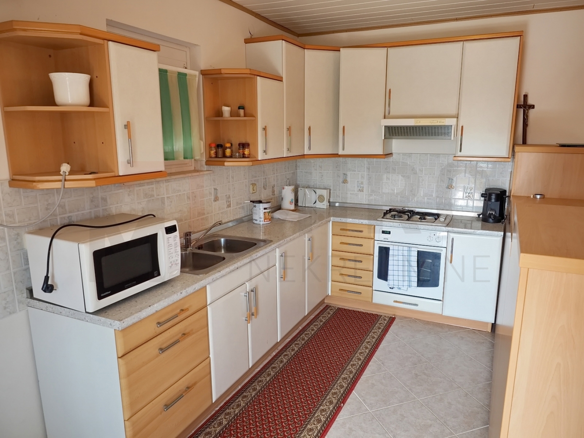 Malinska, okolica, samostojna hiša z 2 apartmajema na mirni lokaciji, PRODAMO!