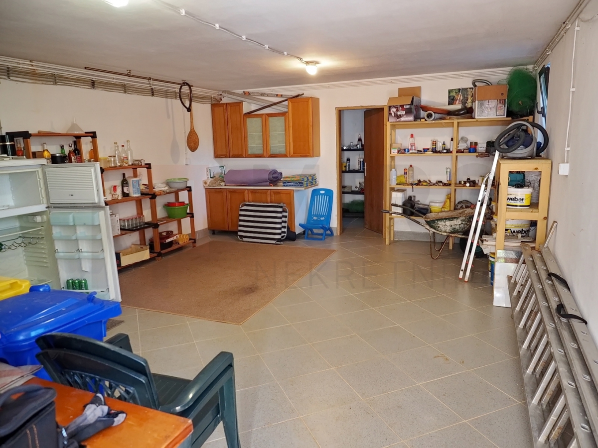 Malinska, okolica, samostojna hiša z 2 apartmajema na mirni lokaciji, PRODAMO!