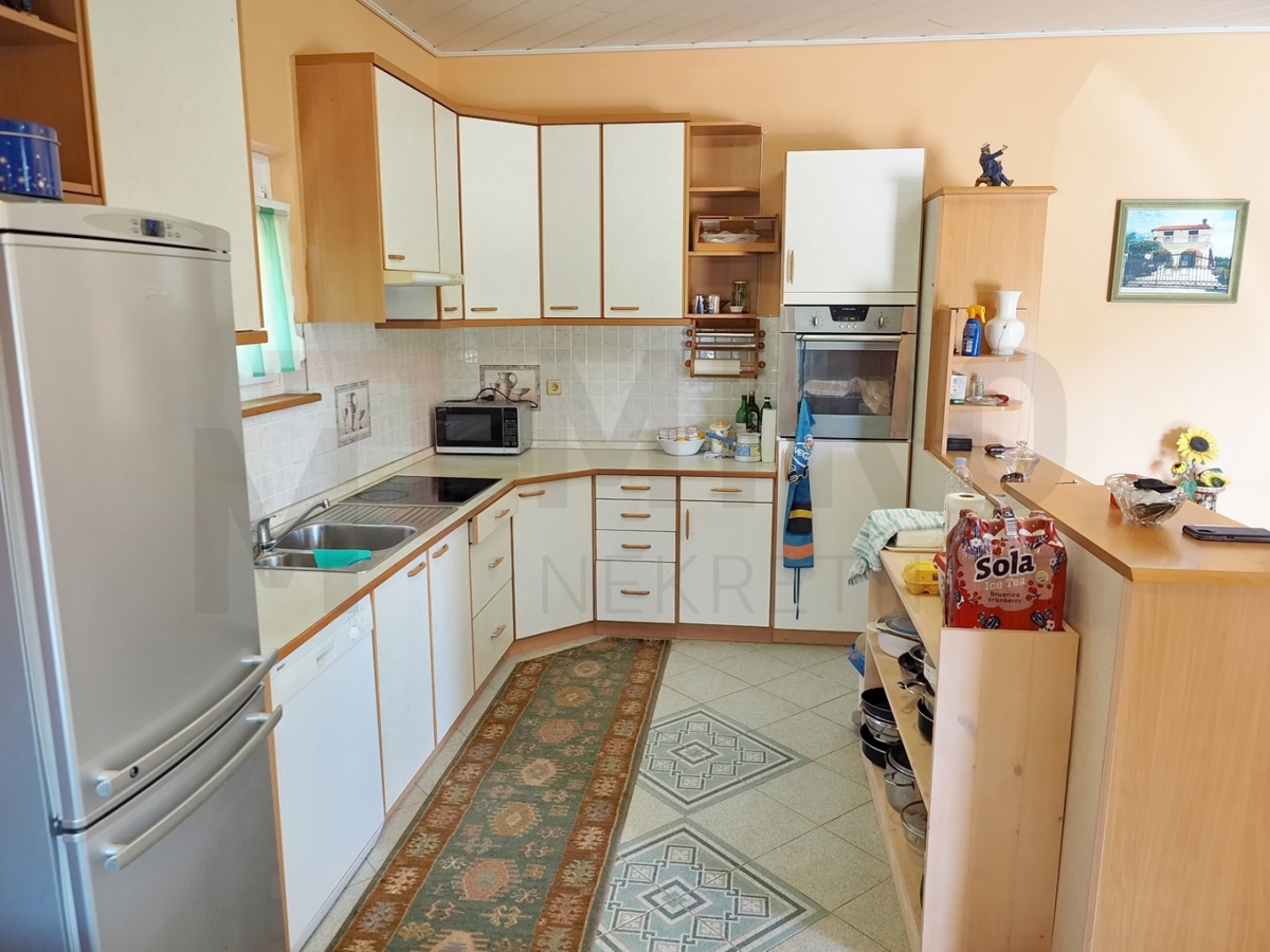Malinska, okolica, samostojna hiša z 2 apartmajema na mirni lokaciji, PRODAMO!