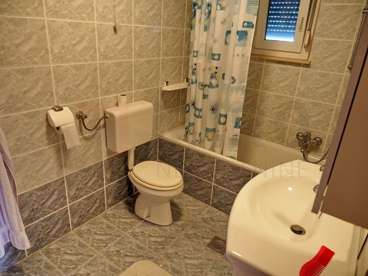 Malinska, okolica, samostojna hiša z 2 apartmajema na mirni lokaciji, PRODAMO!