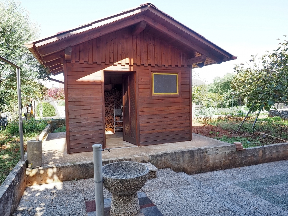 Malinska, okolica, samostojna hiša z 2 apartmajema na mirni lokaciji, PRODAMO!