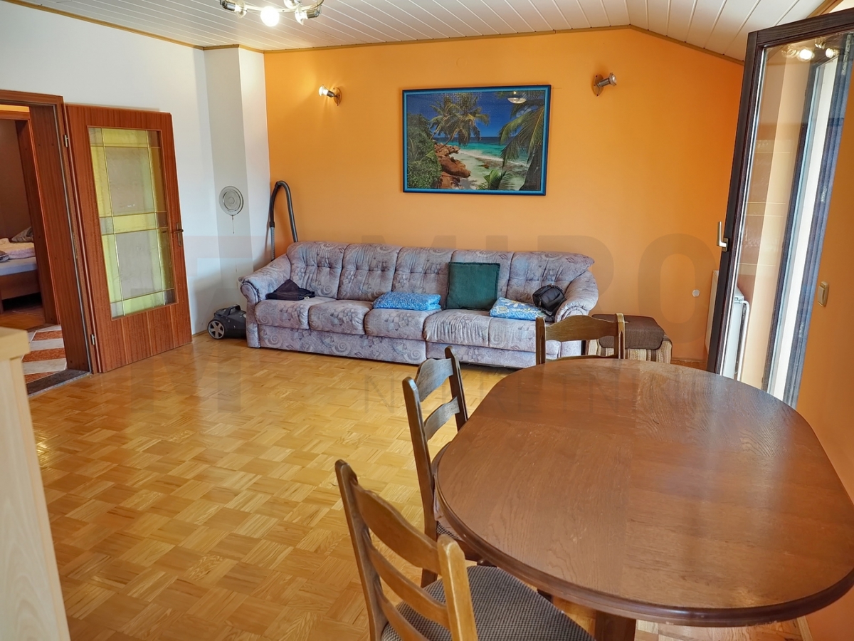 Malinska, okolica, samostojna hiša z 2 apartmajema na mirni lokaciji, PRODAMO!