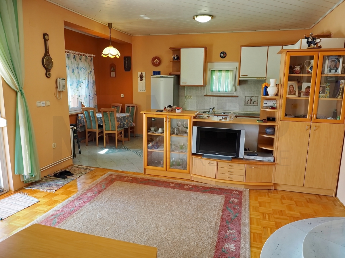 Malinska, okolica, samostojna hiša z 2 apartmajema na mirni lokaciji, PRODAMO!