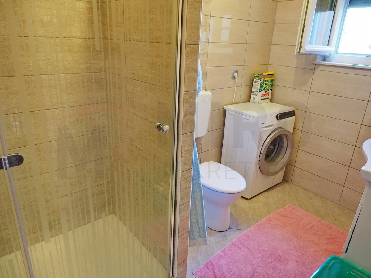 Malinska, okolica, samostojna hiša z 2 apartmajema na mirni lokaciji, PRODAMO!