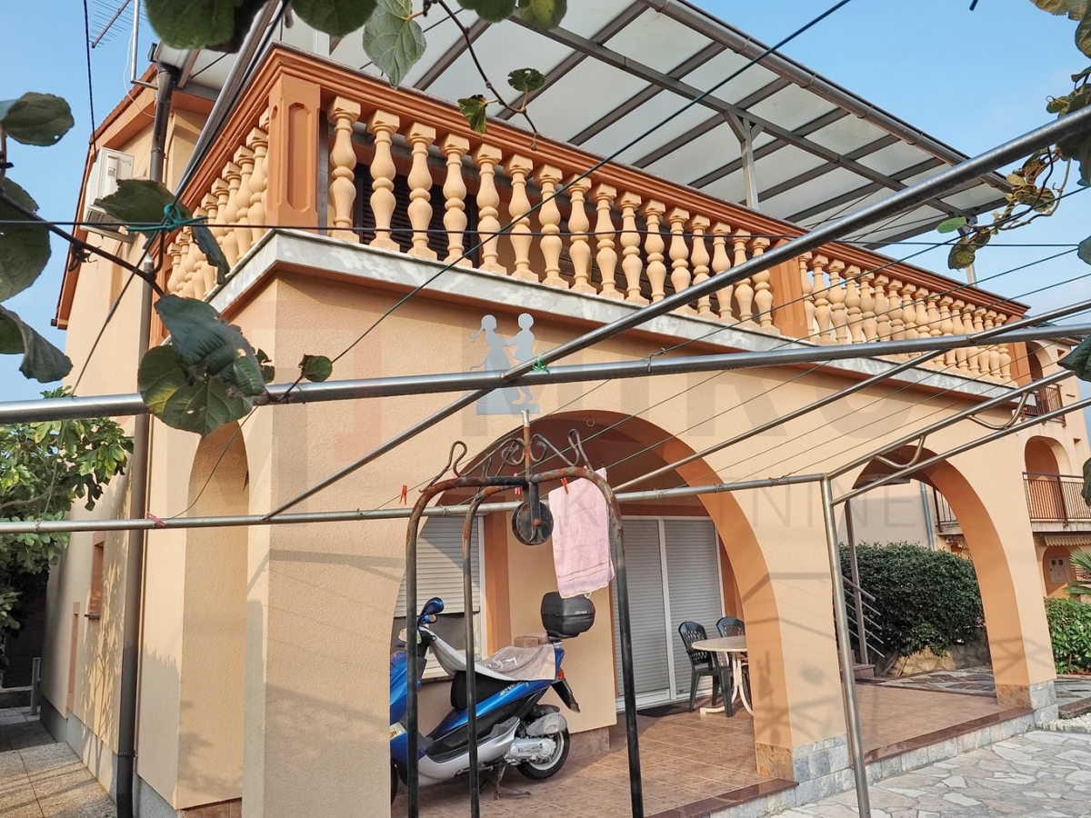 Malinska, okolica, samostojna hiša z 2 apartmajema na mirni lokaciji, PRODAMO!