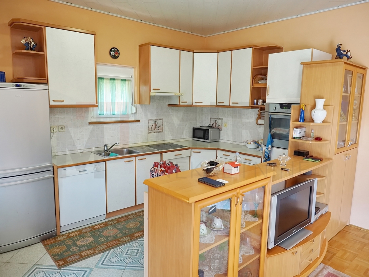 Malinska, okolica, samostojna hiša z 2 apartmajema na mirni lokaciji, PRODAMO!