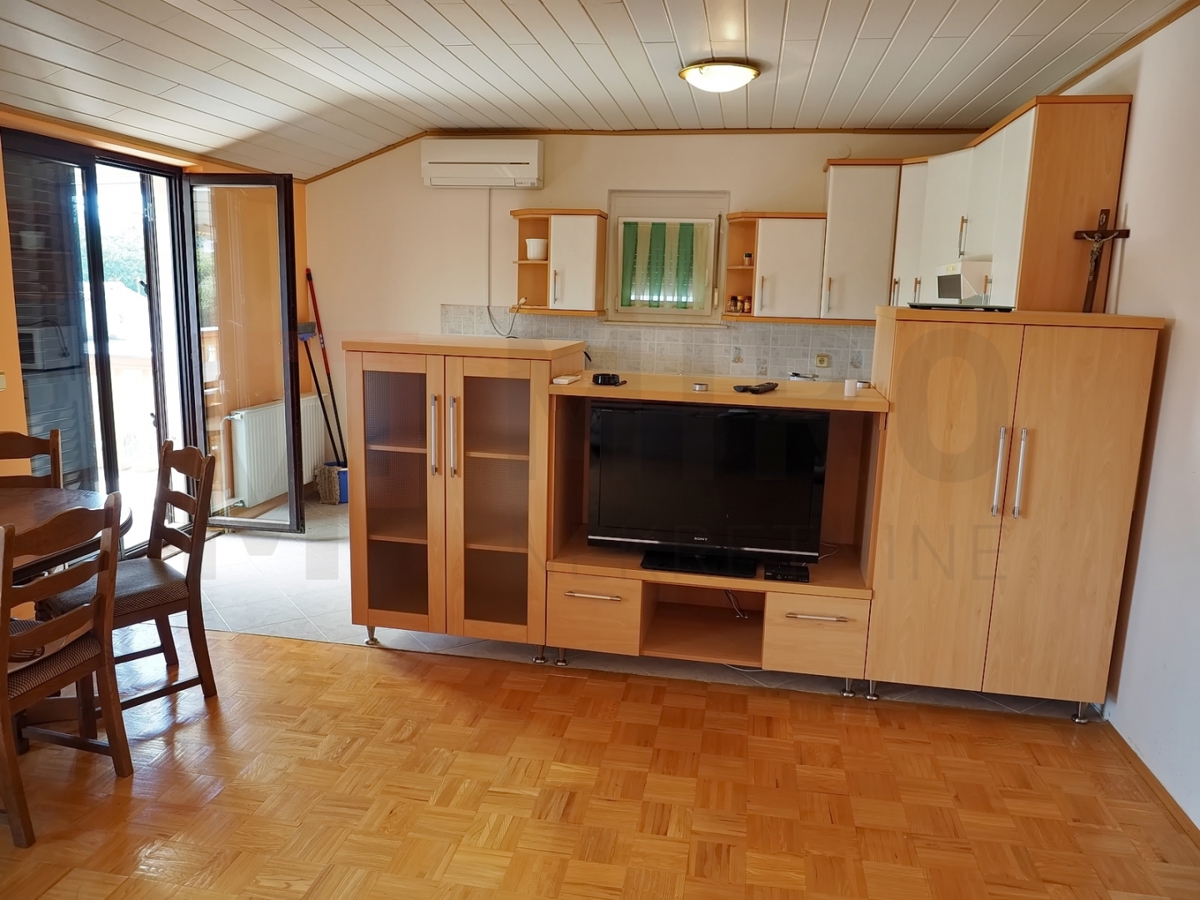 Malinska, okolica, samostojna hiša z 2 apartmajema na mirni lokaciji, PRODAMO!