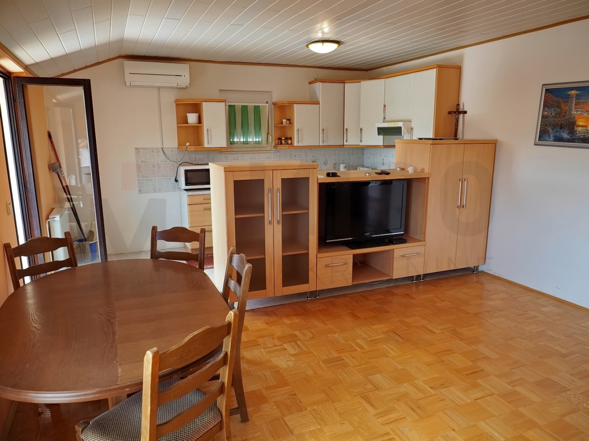 Malinska, okolica, samostojna hiša z 2 apartmajema na mirni lokaciji, PRODAMO!