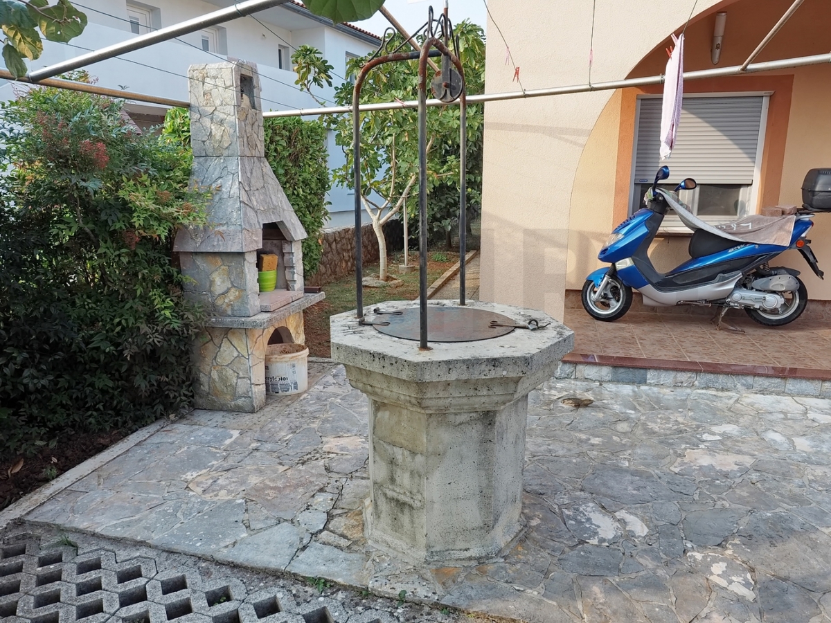 Malinska, okolica, samostojna hiša z 2 apartmajema na mirni lokaciji, PRODAMO!