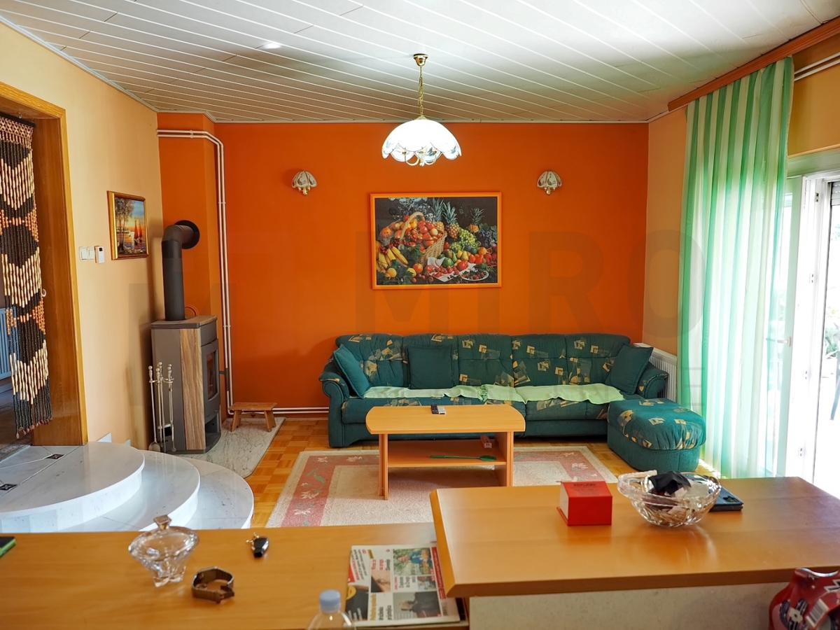 Malinska, okolica, samostojna hiša z 2 apartmajema na mirni lokaciji, PRODAMO!