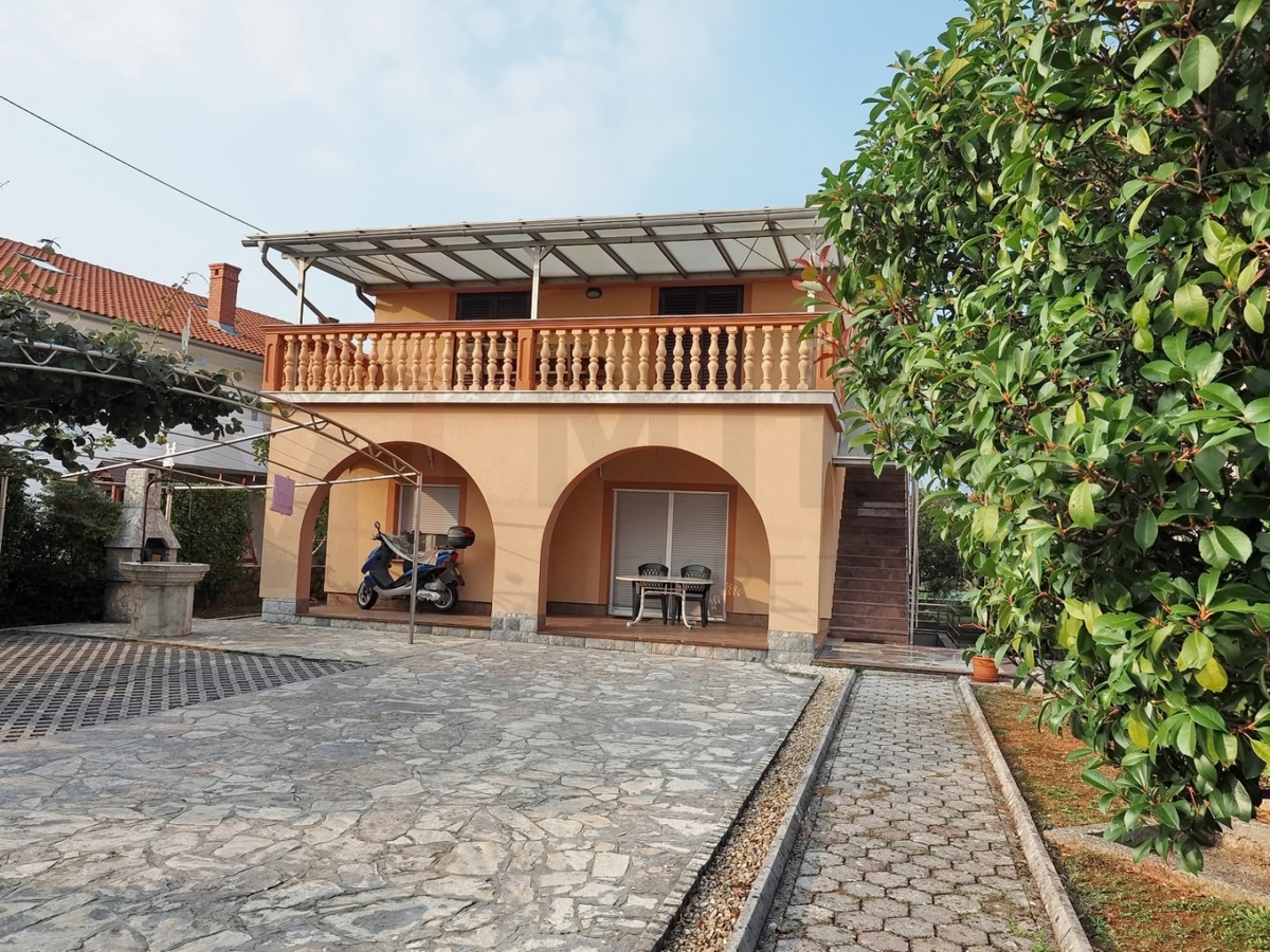 Malinska, okolica, samostojna hiša z 2 apartmajema na mirni lokaciji, PRODAMO!
