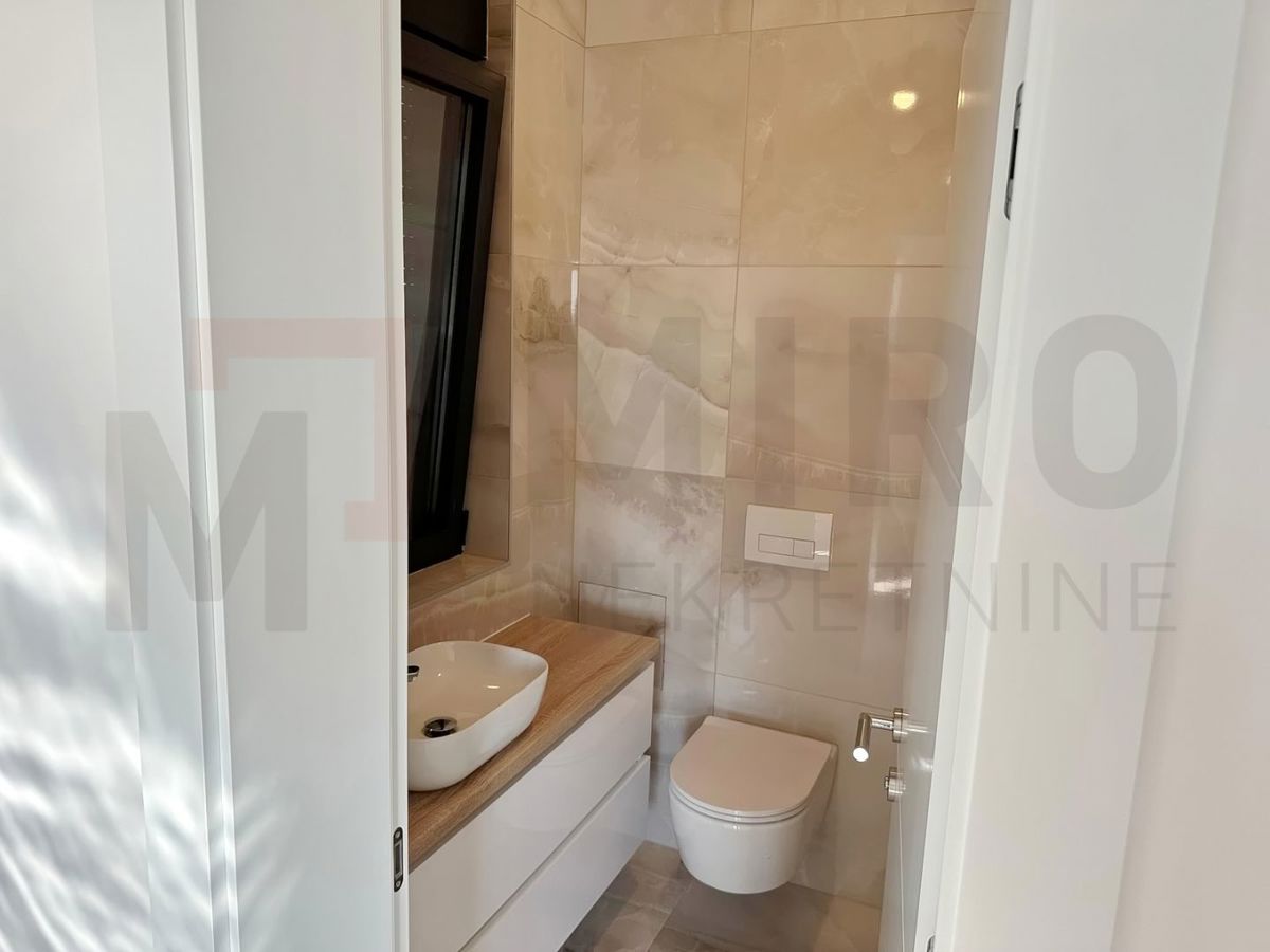 Mesto Krk, novogradnja, dvoetažni apartma s strešno teraso in bazenom